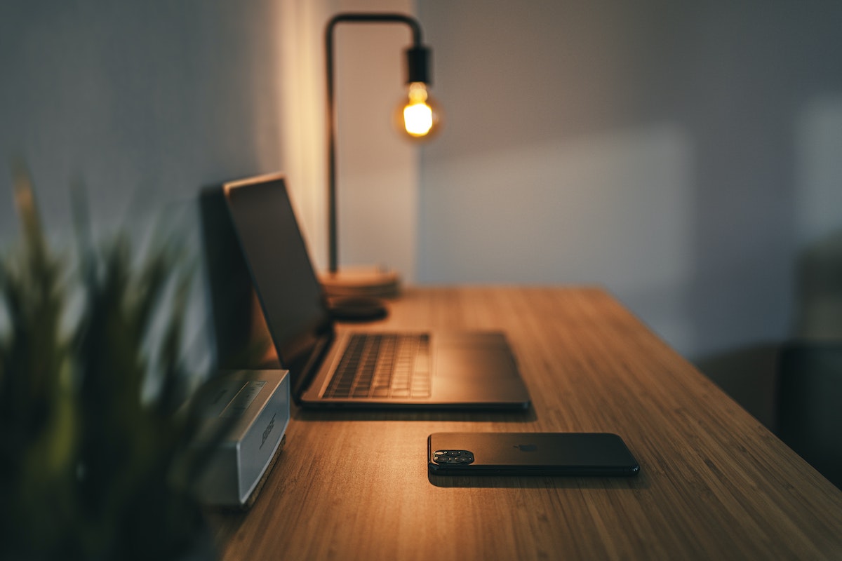 Arbeitstisch mit iPhone und Lampe im Homeoffice