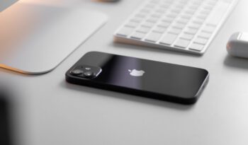 Schwarzes iPhone auf einem Schreibtisch