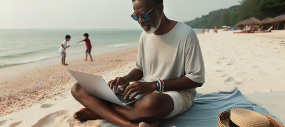 Mittelalter Mann arbeitet mit Laptop am Strand