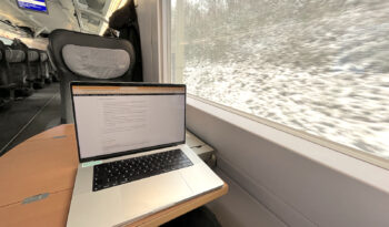 Mobiles Arbeiten mit Laptop im ICE